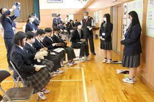 まちづくりのプロジェクトを発表する阿賀黎明高と阿賀津川中の生徒=新潟県阿賀町の阿賀黎明高
