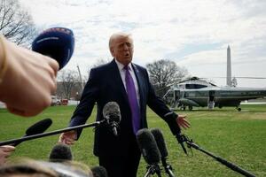 米ワシントンのホワイトハウスで、記者団に話すトランプ大統領=11日(ロイター=共同)