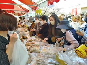 多くの人でにぎわった「食品団地DE春まつり」=4月14日、新発田市岡田
