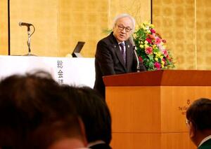 定例総会であいさつする、全国都道府県議会議長会会長の蔵内勇夫福岡県議会議長=30日午後、横浜市