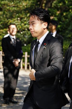 靖国神社を参拝に訪れた小泉農相=15日午前7時53分、東京・九段北