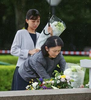 平和記念公園で原爆慰霊碑に供花される秋篠宮妃紀子さまと次女佳子さま=11日午前、広島市中区(代表撮影)