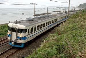北陸新幹線開業前に上越市内の北陸線を走っていた普通列車。観光急行はこの色合いをイメージした塗装となる=2012年