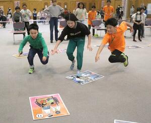 地元の小学生らが参加した魚沼方言かるたを使った大会=魚沼市吉田
