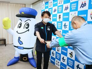感謝状を受け取るファミリーマート来迎寺店店長の小林由典さん=長岡署