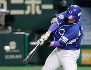 三菱自動車岡崎戦の8回、勝ち越し犠飛を放つ王子・吉岡=東京ドーム