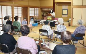 西川図書館の職員の読み聞かせを楽しむ地域住民ら=新潟市西蒲区鱸