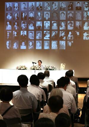 長岡空襲の犠牲者をしのぶ追慕の集いで、体験を語る池田ミヤ子さん=7月1日、長岡市大手通1のアオーレ長岡
