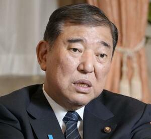 インタビューに答える自民党総裁の石破首相