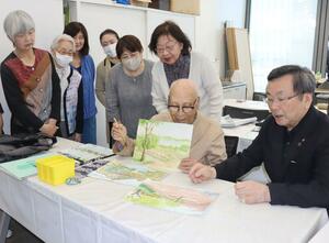 新潟日報カルチャースクールの受講生で最高齢の野上久栄さん(中央)=新潟市中央区