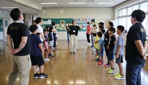 市内の劇団と金泉小児童が演劇練習を通じて触れ合ったワークショップ=佐渡市達者