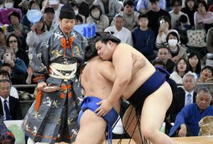 大相撲の春巡業に参加した大の里（右）＝三重県伊勢市