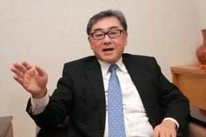 インタビューに応じる日産自動車販売協会の加藤敏彦会長