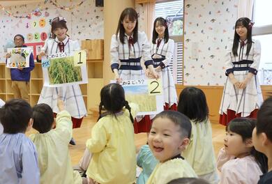 おいしい新米いっぱい食べてね♪ NGTメンバーが新発田市の園児にお