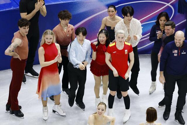 エキシビションの演技を終えた（左３人目から右へ）佐藤駿、鍵山優真、中井亜美＝ミラノ（共同）