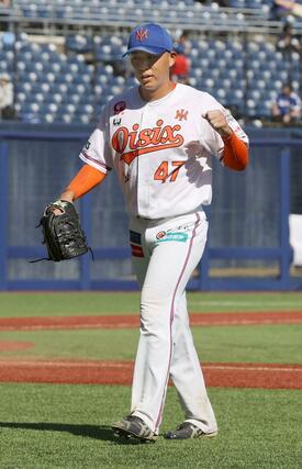先発したオイシックスの笠原祥太郎。ピンチを乗り越えてガッツポーズを見せる＝９月６日、新潟市中央区のエコスタ