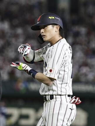 ７回、内野安打を放ちお茶をたてるしぐさをする周東＝東京ドーム