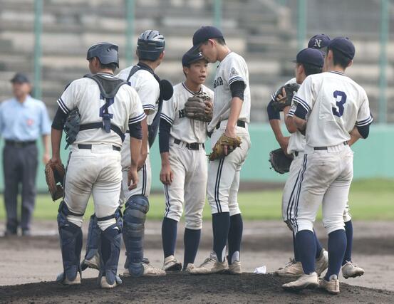 北越－長岡　４回、ピンチでマウンドに集まる長岡の選手たち＝９月１６日、新発田市五十公野公園野球場