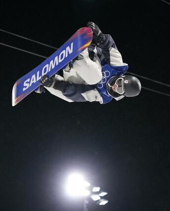 男子ハーフパイプの公式練習で調整する平野歩夢＝リビーニョ（共同）