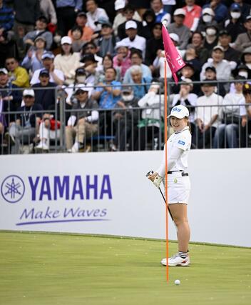 最終日、プレーオフ１ホール目でバーディーパットを外した荒木優奈＝葛城ＧＣ