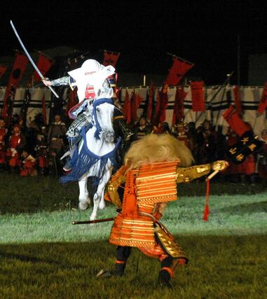 謙信公祭の「川中島合戦の再現」で、上杉謙信と武田信玄が一騎打ちする「三太刀七太刀」のシーン。馬上はスタントマン＝２４日、上越市大豆の春日山城史跡広場