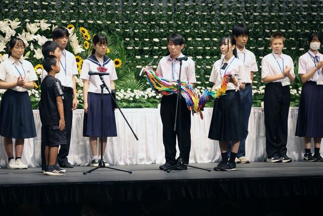 広島に派遣される中高生に託された折り鶴＝１日、長岡市のアオーレ長岡