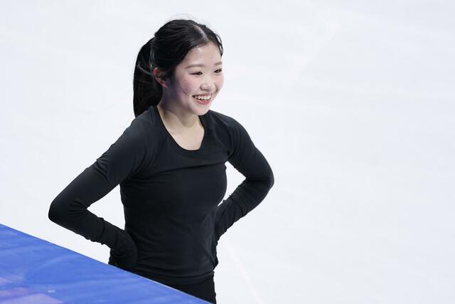 曲かけ練習を終え、笑顔を見せるフィギュアスケート女子の中井亜美＝ミラノ（共同）