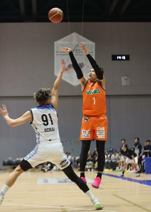 新潟-品川 第1クオーター、川村卓也が3点シュートを決めて21-12=アオーレ長岡