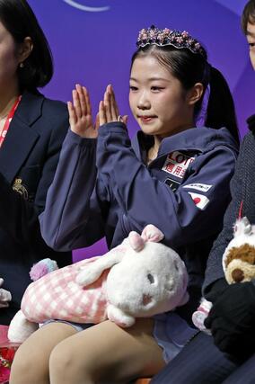 女子フリーの演技を終えキスアンドクライで得点を聞いて拍手する中井亜美＝サスカトゥーン（共同）