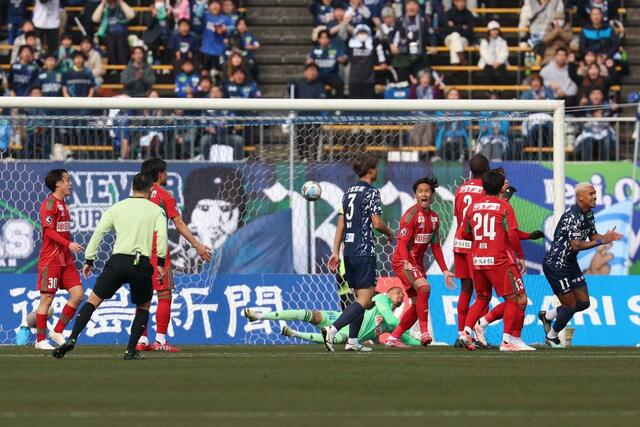 徳島－新潟　前半５分、新潟はＦＫの流れから先制を許す＝鳴門大塚（写真映像部・永井隆司）