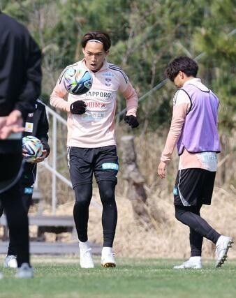 Ｕ－２１日本代表の韓国遠征から帰国したＤＦ佐藤海宏＝４月３日、聖籠町