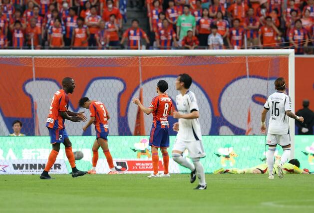 前半、町田に先制を許したジェイソンゲリア（左）ら新潟の守備陣＝ビッグスワン