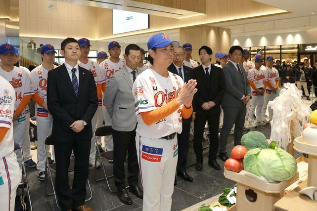 出陣式の神事でかしわ手を打つ武田勝監督＝１２日、新潟市中央区