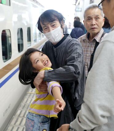 見送る祖父母と別れを惜しむ孫（左）＝２０２６年５月５日、新潟市中央区のＪＲ新潟駅