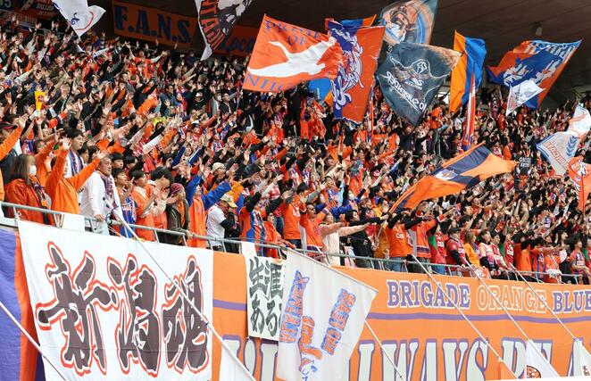試合前、スタンドをオレンジに染めるサポーター＝デンカビッグスワンスタジアム