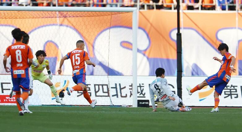 新潟－柏　前半４５分、２点目を奪われる新潟＝ビッグスワン