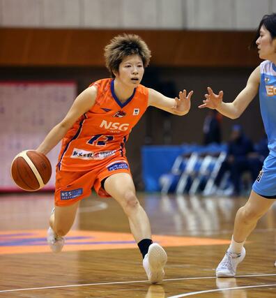 ボールを運ぶＳＧ金沢みどり＝７日、新潟市南区