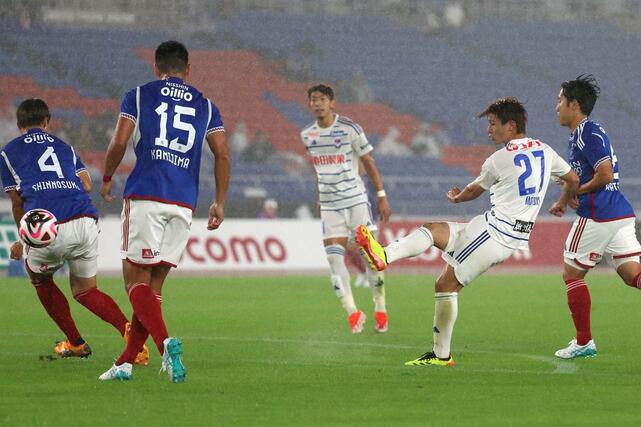 前半、ＦＷ長倉幹樹がゴールを狙う＝日産スタジアム