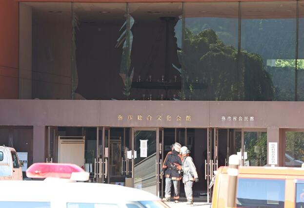 休館中の改修工事現場で爆発事故があった、弥彦総合文化会館。爆風の影響か、玄関のガラスが割れていた＝２０２４年６月２９日午後４時１６分、弥彦村弥彦