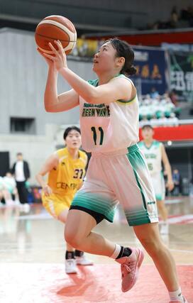 女子２回戦　新潟産大付－矢板中央（栃木）　第３クオーター、新潟産大付の木澤真穂がシュートを決めて４２－３５＝東京体育館