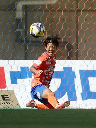 新潟Ｌ－日テレ東京Ｖ　前半、体を張ってゴールを死守するＤＦ有吉佐織＝デンカビッグスワン