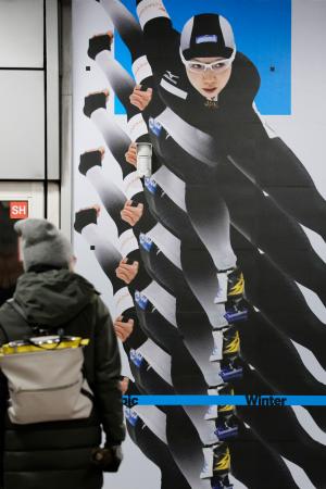 地下鉄駅構内に施された冬季五輪関連の装飾。スピードスケート女子の小平奈緒さんの滑走写真も見られた=23日、ミラノ(共同)