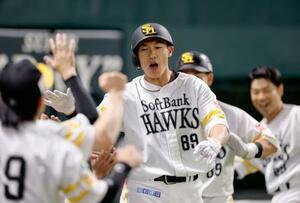 3回、2ランを放ちナインに迎えられるソフトバンク・柳田=みずほペイペイドーム