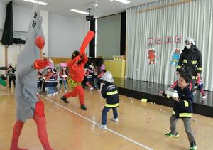 園児が防火について学び、豆まきを楽しんだイベント＝３日、上越市大島区大平
