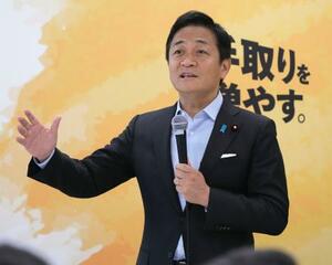 国民民主党の両院議員総会であいさつする玉木代表=27日午後、国会