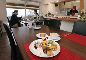 食事をしながらゆったりとした時間を過ごせる「FORBLE」の店内=上越市柿崎区上下浜