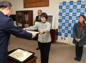 功労者表彰を受けた（右から）横尾弘子さん、保坂光子さん、坪野和也さん＝上越署