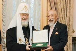 20日、モスクワで会談した日本財団の笹川陽平名誉会長(右)とロシア正教会のキリル総主教(日本財団提供・共同)