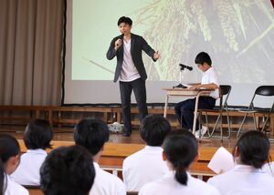 言葉は伝え方が重要であると説明する大角怜司さん=柏崎市の第一中学校