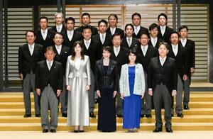 任命式と認証式を終え、写真に納まる高市早苗首相(前列中央)と閣僚ら。憲政史上初となる女性首相による内閣が発足した=21日午後9時7分、宮殿・北車寄
